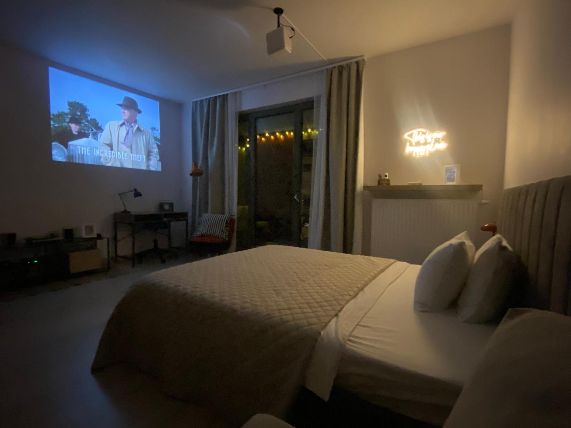 Zene Apartment Vinyl Record Player & Projector Budapest Exterior photo